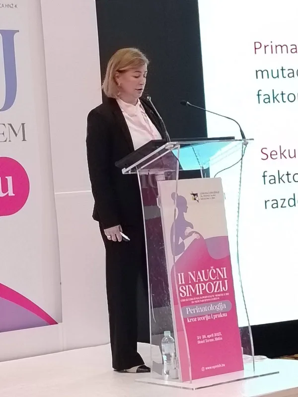 Dr. Anela Mahmić za govornicom izlaže rad na II naučnom simpoziju.